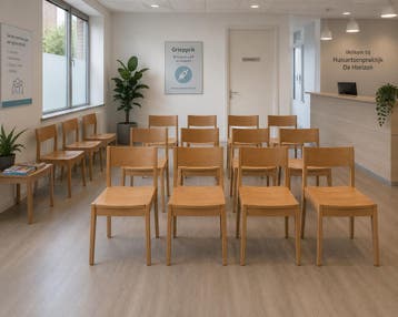 Zeer degelijke nette houten kerkstoelen / zaalstoelen (allee, Huis en Inrichting, Stoelen, Ophalen of Verzenden, Nieuw