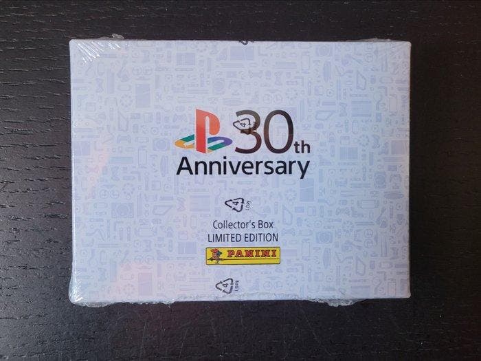 Panini - 1 Box - panini 30th anniversary playstation, Verzamelen, Stickers