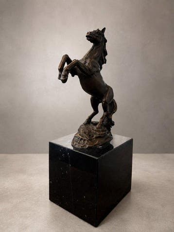 sculptuur, Indrukwekkend bronzen sculptuur van steigerend