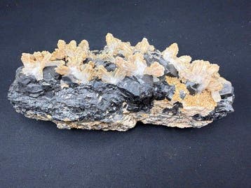 Calciet en Kwarts op Sphaleriet-matrix. Exemplaar - Hoogte: