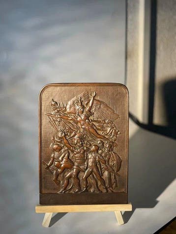 Koudgegoten keramiek La Marseillaise Reliëf - 23.5 cm