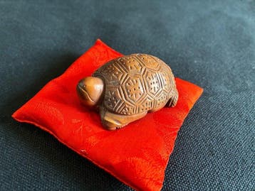 Showa-periode uit hout gesneden netsuke van schildpad en