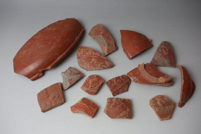 Oud-Romeins terra sigillata Fragmenten van vazen met, Verzamelen, Mineralen en Fossielen