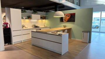 Keller showroomkeuken met AEG apparatuur, Wit, Nieuw, Enkelwandige keuken, Hout