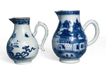 Een paar Chinese blauw-witte antieke kruiken uit de 18e eeuw