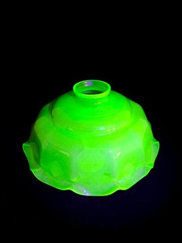 Plafondlamp met lampenkap - Uraniumglas, Antiek en Kunst, Curiosa en Brocante