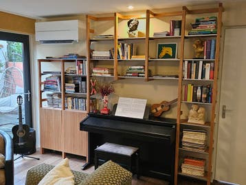Maatwerk design boekenkasten in noten- of eikenhout: REVERSE, Nieuw, Eikenhout, Design stijl passend bij modern en klassieke interieurs