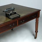 Engelse mahonie schrijftafel met groen  leer en twee laden c, Ophalen of Verzenden