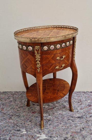 Chiffonnière tafel met porseleinen Plaquette - de parquet