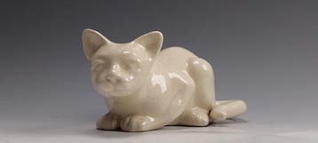 Beeldje, Loerende kat - 11 cm - Aardewerk
