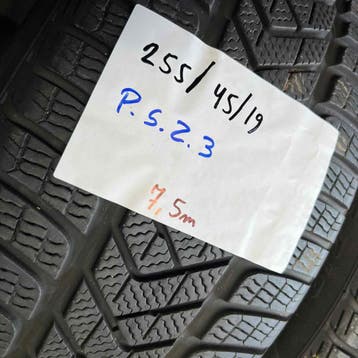 2 x Pirelli 255-45-19 Winterbanden 7,5mm, 19 inch, Gebruikt, 255 mm, Band(en)