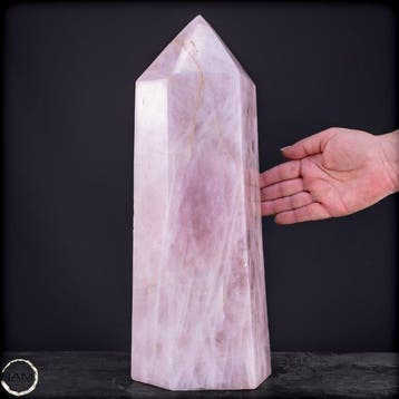 Roze kwarts obelisk – Zachte kracht in een elegante vorm-