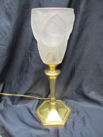 Lamp - Art Deco. Glazen tulp gesigneerd DEGUE. Messing circa