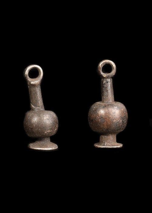 Oude Egypte, Nieuwe rijk Zilver Papaver Amulet Paar, Antiek en Kunst, Antiek | Overige Antiek