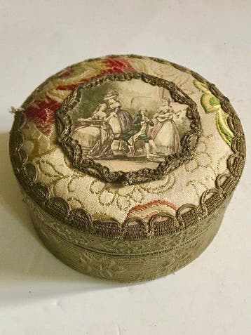 Boite ancienne en tissus tapisserie Napoléon III, armé d’une