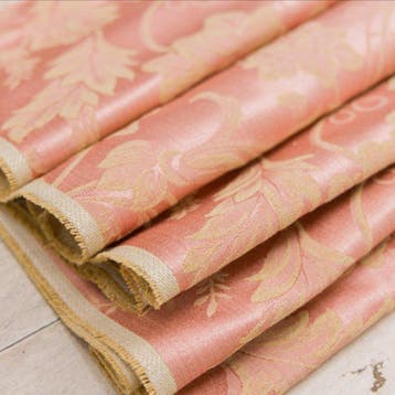 BA223 - Jacquardstof Garden Barocco – roze achtergrond -