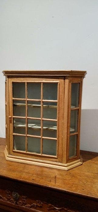 Wooden display curio cabinet with 2 display shelves and