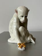 Gebrueder Heubach - Beeldje, Aap met vlieg - 10 cm -