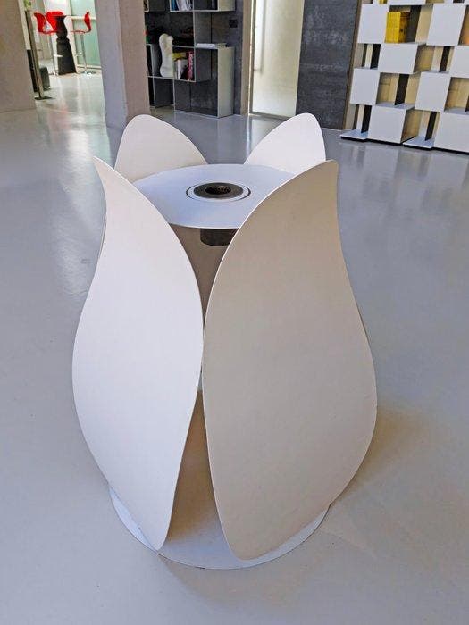 Nuovoconcetto Kachel - Tulipano - Metaal - Vloerstaande, Antiek en Kunst, Kunst | Designobjecten