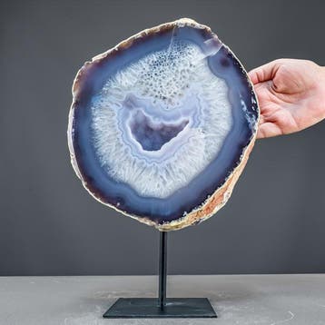 Achat-Druse op metalen standaard – Een venster in de diepte