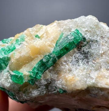 62 gram Panjshir-smaragd kristalniveau 3,70 x 3,70 cm Diep