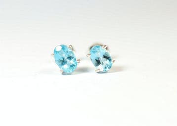 Neonblauw apatiet / 2 oorstekers / nieuw- 0.82 g - (2)
