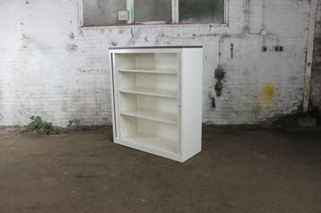 Zo goed als nieuwe roldeurkast wit met Logan eiken blad, Huis en Inrichting, Kasten | Roldeurkasten en Archiefkasten, Overige materialen