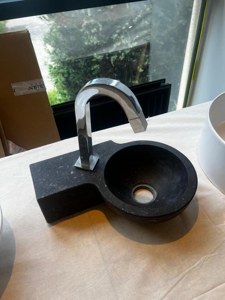 Hardstenen fontein 34x24 cm – compact natuursteen voor toile, Huis en Inrichting, Badkamer | Badkamermeubels, 25 tot 50 cm, Wasbak of Wastafel