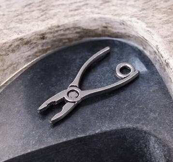 2 x Metalen bedeltjes van een tang, antiek zilver kleur,..., Ophalen of Verzenden, Nieuw, Bedel