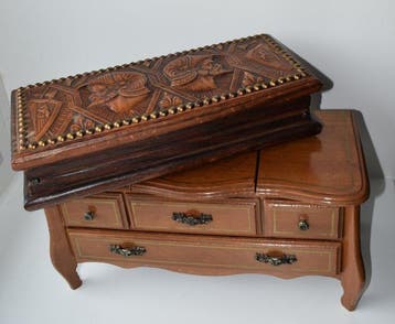 Decoratief ornament (2) - Grote juwelendozen met spiegel en