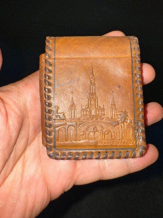 Een uitgewerkt en gotisch lederen portemonnee uit Lourdes,, Antiek en Kunst, Antiek | Boeken en Bijbels