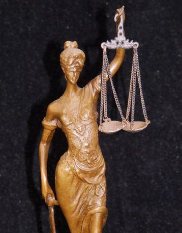Naar Mayer - sculptuur, Fraai Sculptuur van Vrouwe Justitia