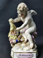 Meissen statuetta, raffigura un Cupido seduto H.12cm -