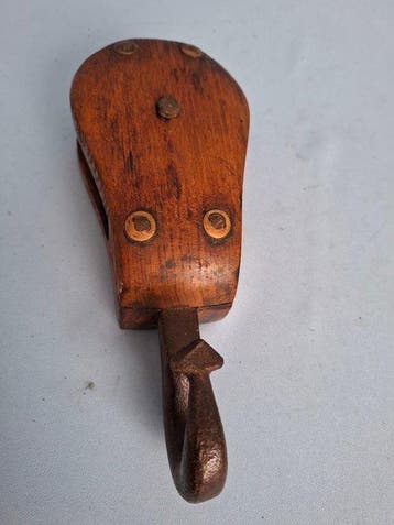 Ship’s pulley - Oude houten katrol met IJzeren Haak ,