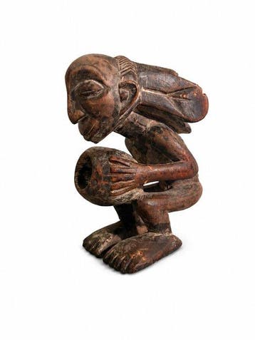 Deze sculptuur is een bekerdrager (ook wel Mboko genoemd). -
