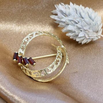 Vintage gouden ronde fantasie broche met rode stenen, Gebruikt, Ophalen of Verzenden, Met edelsteen, Goud