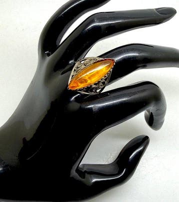 Oude ring met een grote natuurlijke Baltische amber, Antiek en Kunst
