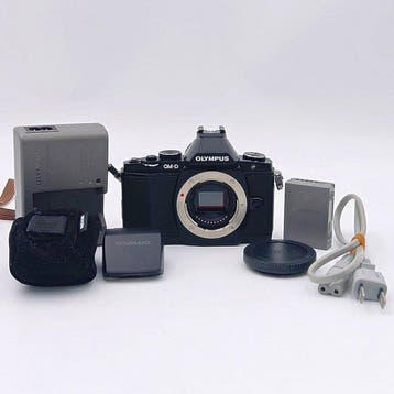 Olympus E-M5 body, battery, charger, and flash included; low, Nieuw