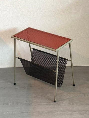 Bijzettafel - geperforeerd metaal - Vintage lectuurbak