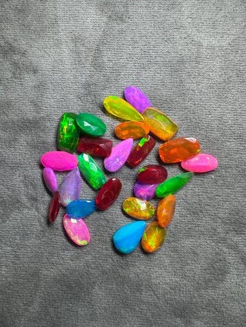 Partij van 20 karaat facetterde multicolor opalen uit