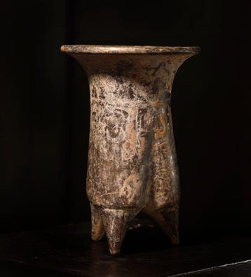 Oud-Azië, Terracotta geëpigrafeerde driepootvaas LI, in
