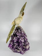 Handgesneden vogel op amethistcluster Kristal - Hoogte: 37