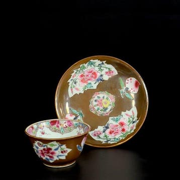 Kop en schotel - Tasse et sa soucoupe Famille Rose à fond