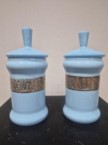 Pareja de albarelos de cristal opalino con decoración al oro