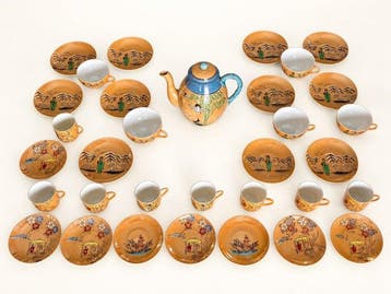 Prachtig theeservies, versierd en met de hand beschilderd -