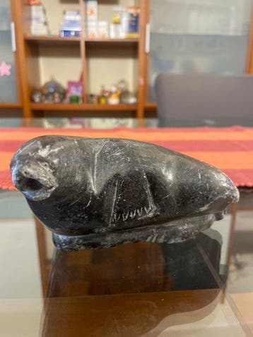 Mark Tukak (Povungnituk) - Inuit-beeldhouwwerk in steen, Antiek en Kunst