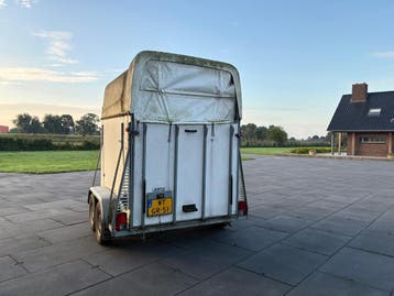 Saris Paardentrailer 2-paards met leeggewicht opknapper, Ophalen, Gebruikt, Hout, 2-paards trailer