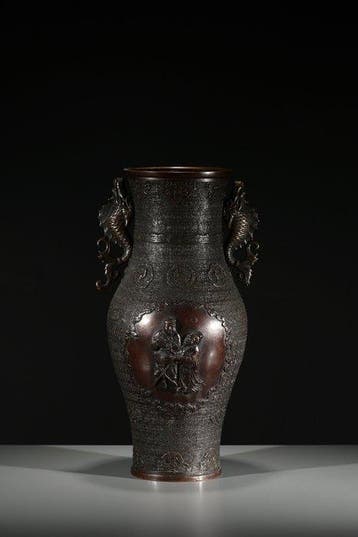 Vaas - Brons, Een grote gepatineerde bronzen vaas met, Antiek en Kunst