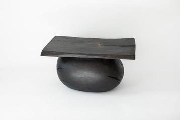 Ros Khavro - Bijzettafel - Massief hout - Handgesneden -