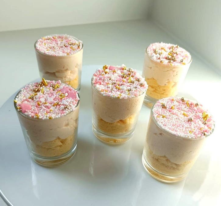 Dot Cake — vrolijke traktatie met sprinkles | Smulfun, Hobby en Vrije tijd, Taarten en Cupcakes maken, Nieuw, Ophalen
